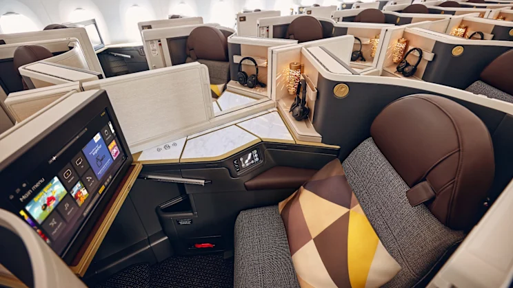 Etihad Business Class Review: Flying Hong Kong to Abu Dhabi on the Boeing 787 Dreamliner