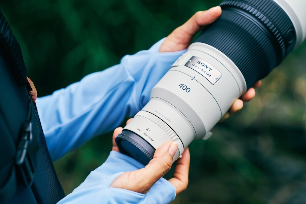 Sony's new FE 400mm F4.5 and 600mm F6.3 GM OSS lenses each weigh about 995g, promising lighter, steadier handheld wildlife and travel photography on the move.