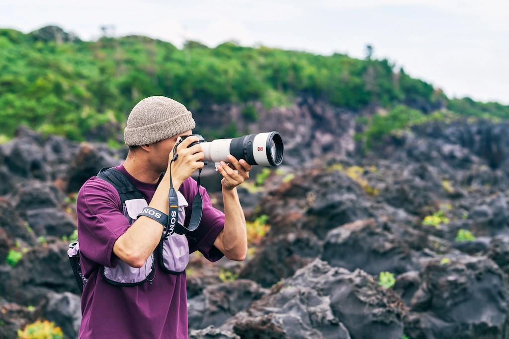 Sony's new FE 400mm F4.5 and 600mm F6.3 GM OSS lenses each weigh about 995g, promising lighter, steadier handheld wildlife and travel photography on the move.