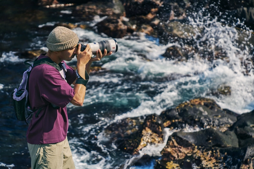 Sony's new FE 400mm F4.5 and 600mm F6.3 GM OSS lenses each weigh about 995g, promising lighter, steadier handheld wildlife and travel photography on the move.