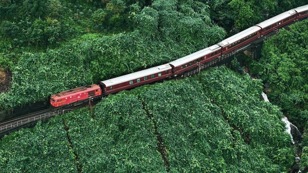 SJourney luxury train travelling through the Vietnamese countryside