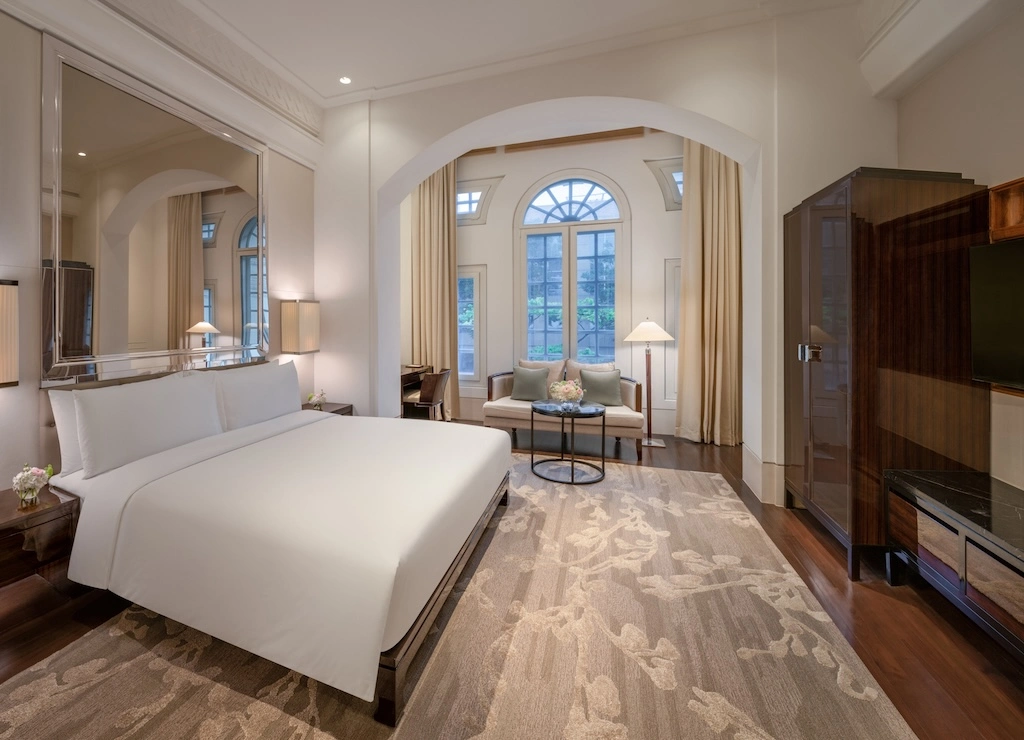 Two restored landmarks, one intimate luxury hotel: The Capitol Kempinski Singapore pairs colonial grandeur with boutique calm in the heart of the Civic District.