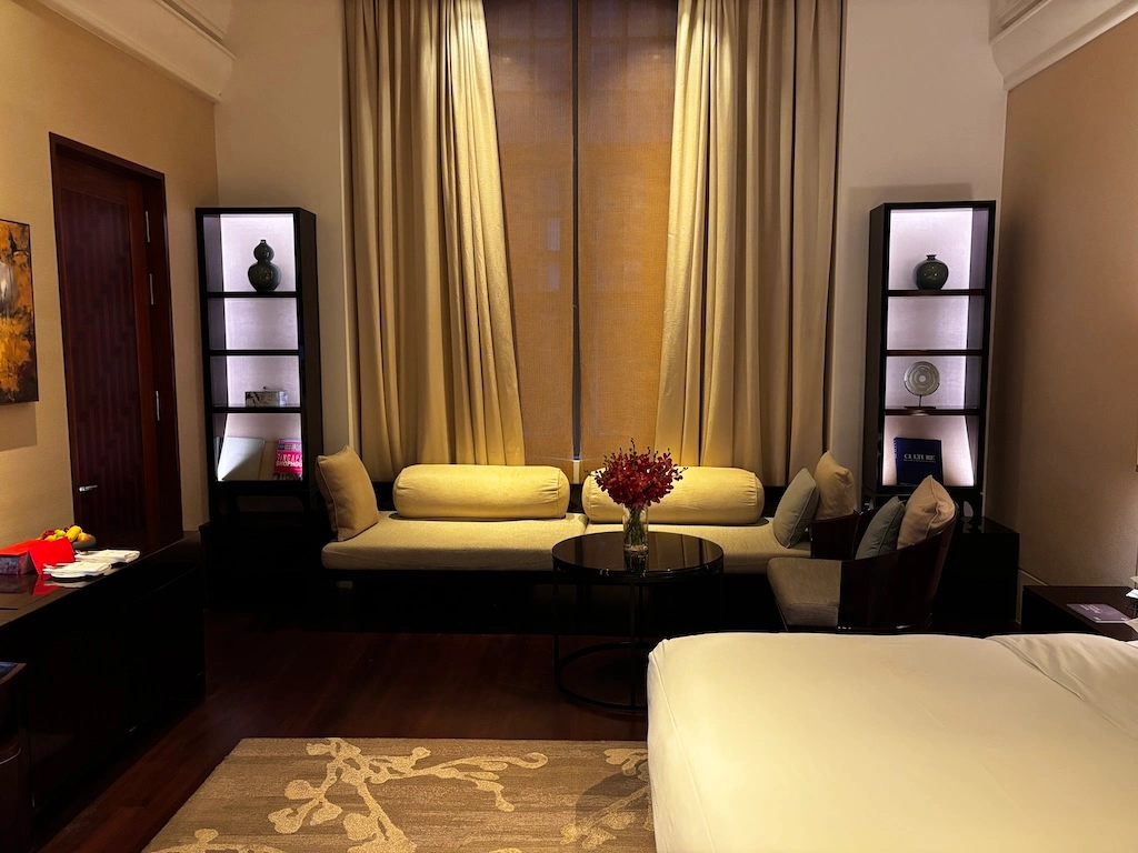 Two restored landmarks, one intimate luxury hotel: The Capitol Kempinski Singapore pairs colonial grandeur with boutique calm in the heart of the Civic District.
