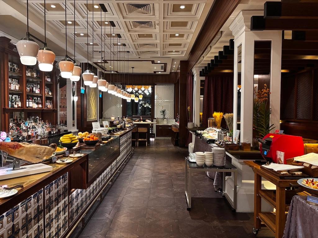 Two restored landmarks, one intimate luxury hotel: The Capitol Kempinski Singapore pairs colonial grandeur with boutique calm in the heart of the Civic District.
