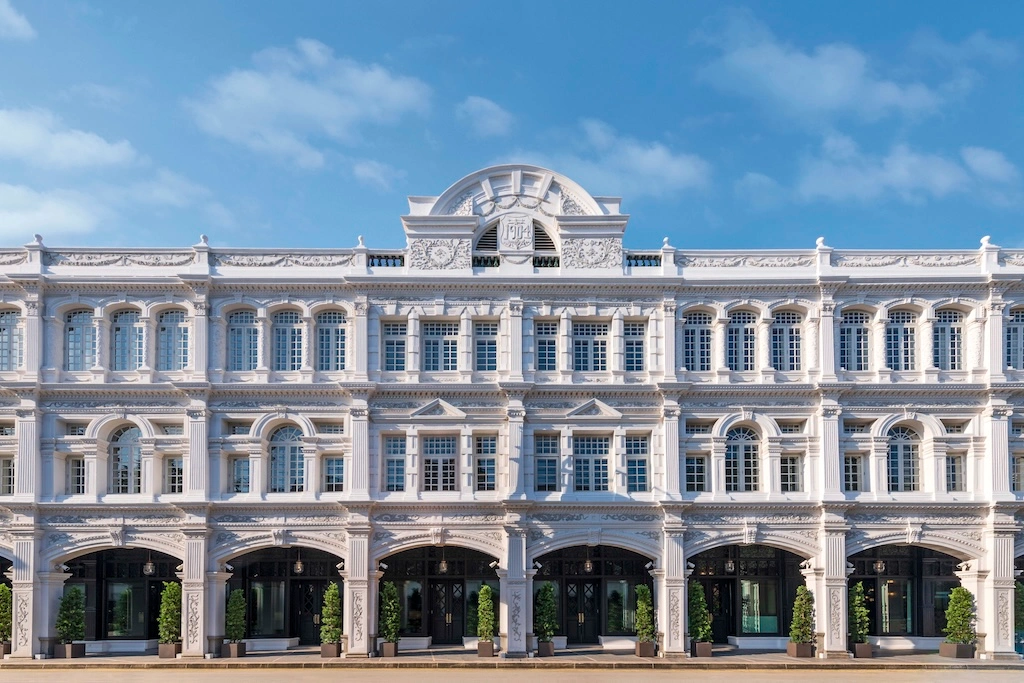 Two restored landmarks, one intimate luxury hotel: The Capitol Kempinski Singapore pairs colonial grandeur with boutique calm in the heart of the Civic District.